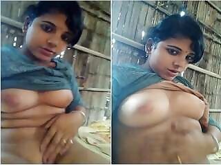 Sexy indian Girl Showing Boobs Pussy