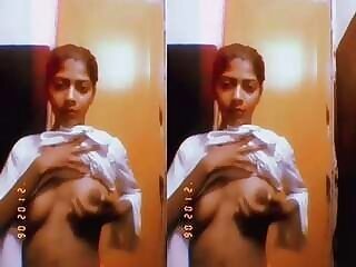 Cute indian Girl Showing Her Boobs Pussy